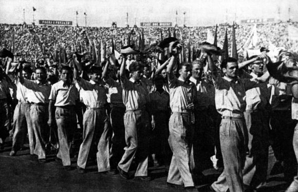 Die Delegation der FDJ zieht in das Stadion von Bukarest ein.