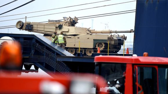Ein US-amerikanischer Abram-Panzer beim Entladen im Hafen von Riga (März 2015)