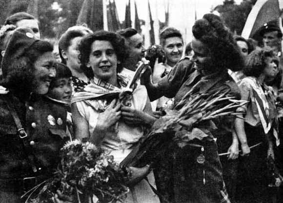 Zu den Ehrengästen der III. Weltfestspiele gehörte die französische Friedenskämpferin Raymonde Dien.