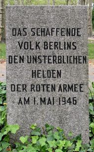 Gedenkstein auf dem Gelände des Treptower Ehrenmals