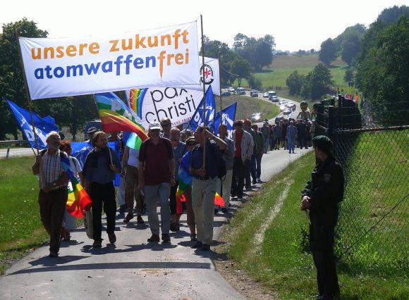 Demonstration am Luftwaffenstützpunkt Büchel, auf dem US-amerikanische Atomwaffen stationiert sind