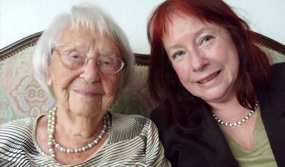 Elfriede Brüning mit Sabine Kebir